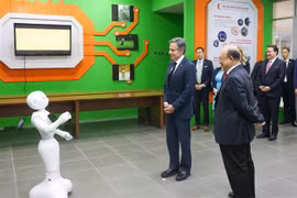 US Secretary of State visits AI-powered projects at Hanoi university