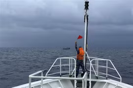 Fishing boat in distress towed to Song Tu Tay island