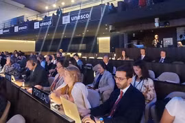 Vietnam attends high-level event on ending plastic pollution in Paris