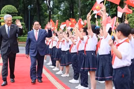 Welcome ceremony held for Singaporean Prime Minister