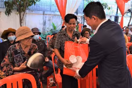 Viettel Global presents gifts to Vietnamese-origin community in Cambodia
