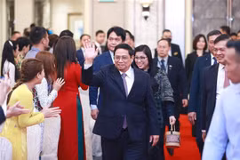 PM meets with representatives of Vietnamese community in Singapore