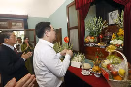NA Chairman offers incense in tribute to late President Ho Chi Minh