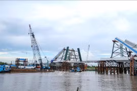 Can Tho: Final sections of Tran Hoang Na bridge get linked