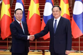 President Vo Van Thuong meets with Lao Prime Minister, NA Chairman in Vientiane