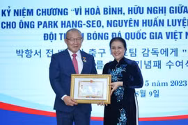 Coach Park Hang-seo awarded VUFO’s friendship insignia