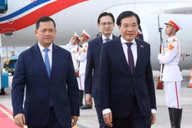 Cambodian PM arrives in Hanoi, starts official visit to Vietnam