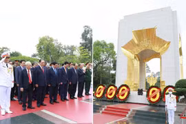 Leaders pay tribute to President Ho Chi Minh on National Reunification Day