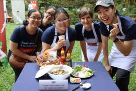 Foreign diplomats attend 'pho' cooking class in Ho Chi Minh City
