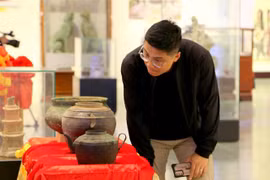Hai Phong exhibition displays antiques 