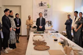Italian friends impressed by Vietnamese silk products