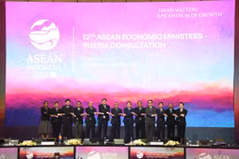  ASEAN economic ministers hold meetings with partners