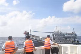 Fishing boat in distress towed to Da Tay Island for repair