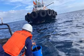 Philippines races to prevent oil spill from sunken tanker
