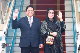 Prime Minister leaves Hanoi for official visits to Singapore, Brunei