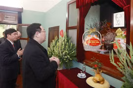 NA Chairman offers incense in tribute to late President Ho Chi Minh