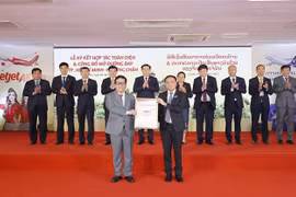 NA Chairman witnesses signing of cooperation deal between Vietnamese, Lao airlines