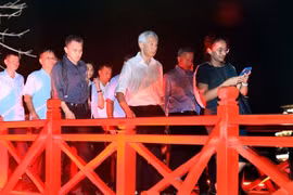 Singaporean PM strolling Hanoi streets, trying local food