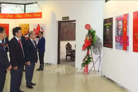 Lao newspaper praises growth of Communist Party of Vietnam