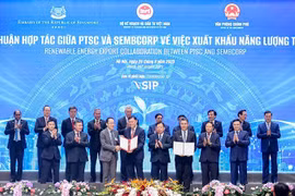 PTSC and its Singaporean partner Sembcorp are granted the survey license and letter of intent in Hanoi on August 29. (Photo: VNA)