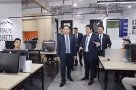 Top Vietnamese legislator visits FPT office in Indonesia