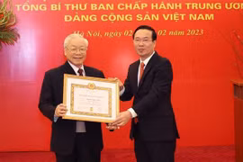 Party chief receives 55-year Party membership badge