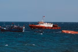 Fourteen fishermen in distress saved off coastal waters of Binh Thuan province