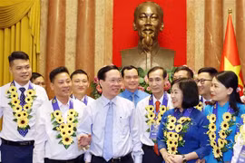 State leader meets outstanding workers in following President Ho Chi Minh’s example