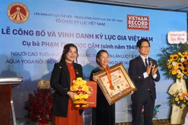 78-year-old woman sets Vietnam record in yoga