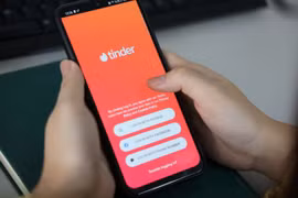 Dating app swindlers break wallets, hearts
