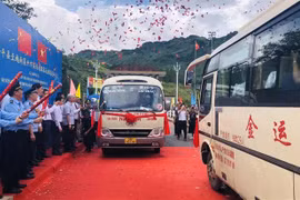 Vietnam-China international road passenger transport service launched