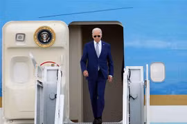 US President arrives in Hanoi, starting State visit to Vietnam