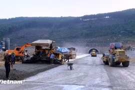 A component project of the eastern North-South expressway under construction. (Photo: VietnamPlus)