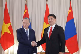 Party General Secretary and State President To Lam (left) meets with Mongolian President Ukhnaagiin Khurelsukh in Ulaanbaatar on September 30. (Photo: VNA)