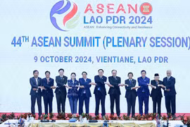 Vietnamese PM Pham Minh Chinh (fifth from left) and other heads of delegations pose for a group photo at the 44th ASEAN Summit in Vientiane on October 9. (Photo: VNA)