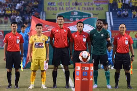 Referee Razlan Joffri Bin Ali (third from right) will take charge of the match between Quang Nam and Song Lam Nghe An. (Photo: VPF)