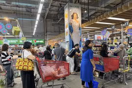 Indonesian people shop at the Grand Lucky supermarket. (Photo: VNA)
