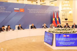 Chairman of the Vietnamese National Assembly Tran Thanh Man (third from left) and Chairman of the State Duma of Russia Vyacheslav Victorovich Volodin (fourth from left) co-chair the third session of the Inter-Parliamentary Cooperation Committee in Moscow on September 9. (Photo: VNA)