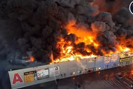 The fire broke out at the Marywilska 44 shopping complex in Warsaw, Poland, at around 3:30am on May 12. (Source: Wawa Hot News 24/VNA)