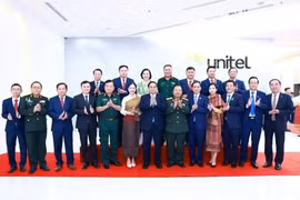 Prime Minister Pham Minh Chinh (front, centre) and executives and staff members of Star Telecom (Unitel) pose for a group photo on October 8. (Photo: VNA)
