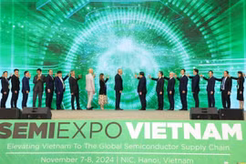 Participants in a ceremony announcing the cooperation among the National Innovation Centre, the Semiconductor Industry Association, and partners to develop the semiconductor industry in Vietnam. (Photo: VNA)