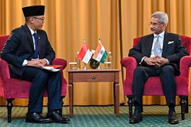 Indonesian Foreign Minister Sugiono and his Indian counterpart S. Jaishankar meet on the sidelines of the BRICS Summit in Kazan, Russia, on October 24. (Photo: ANI/VNA)
