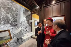 Amandine Dabat (in red), a fifth-generation descendant of King Ham Nghi, and officials of Thua Thien-Hue province visit an exhibition on the king. (Photo: VNA)