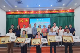 The project on sustainable coastal community development, supported by Thai experts, is handed over to five tourism entities in Binh Dai district, Ben Tre province, on October 15. (Photo: VNA)