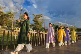 Hue Ao Dai Festival tells stories of the Huong River