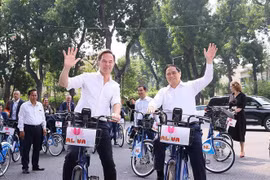 Vietnamese, Dutch PMs bike to explore Hanoi’s beauty