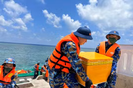 Gifts from mainland, OVs to Truong Sa 