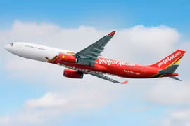 Vietjet presents one-year free airfares to Vietnamese women's football team