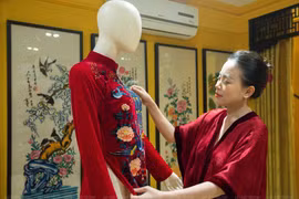 Designer incorporates Hang Trong paintings into “Ao dai” collection
