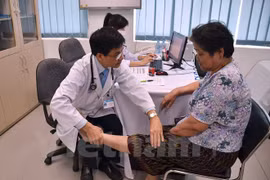 Vietnamese doctors provides health checkup for Cambodians